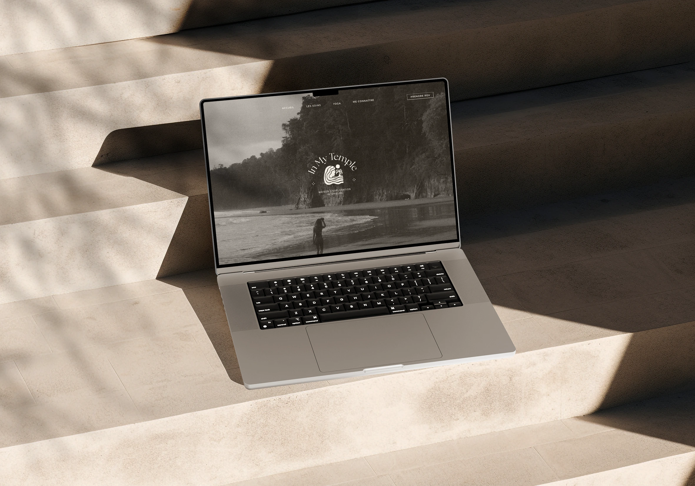 Page d'accueil du site In My Temple affichée sur un MacBook, présentant un design immersif et accueillant en harmonie avec l'esprit du lieu.
