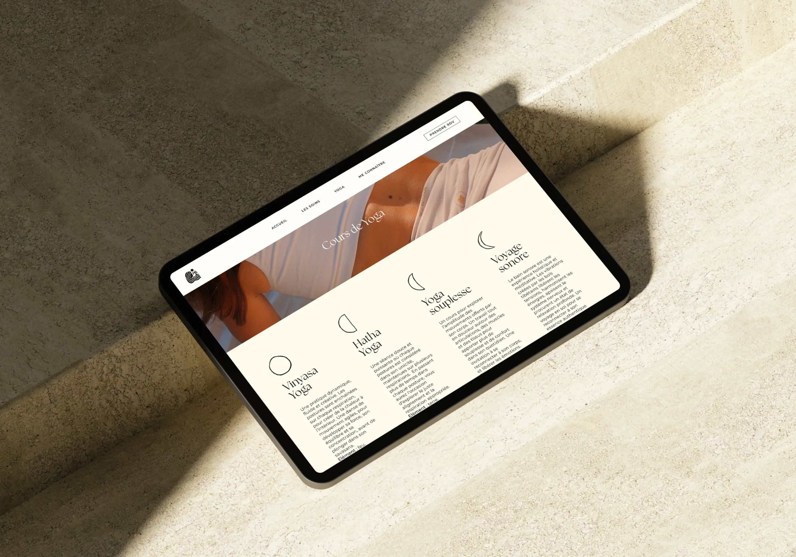 Page "Cours de yoga" du site In My Temple affichée sur un iPad, présentant les offres de cours dans un design apaisant et harmonieux.