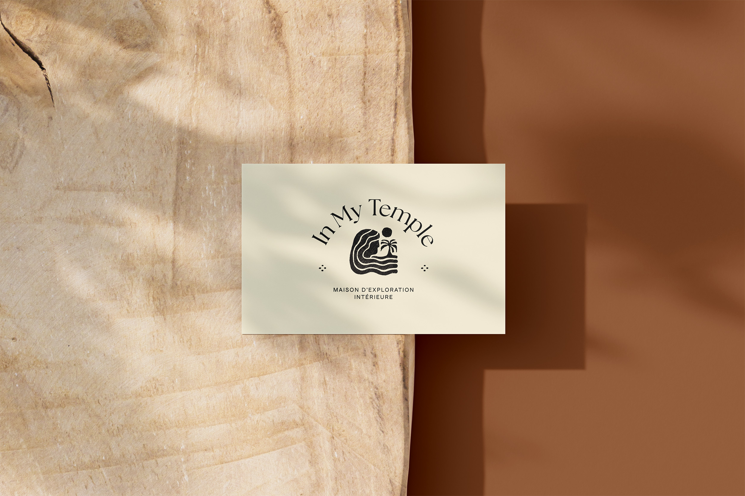 Carte de visite d'In My Temple, montrant le logo en noir conçu par Blomea Studio, alliant sobriété et élégance pour refléter l'univers apaisant du lieu.