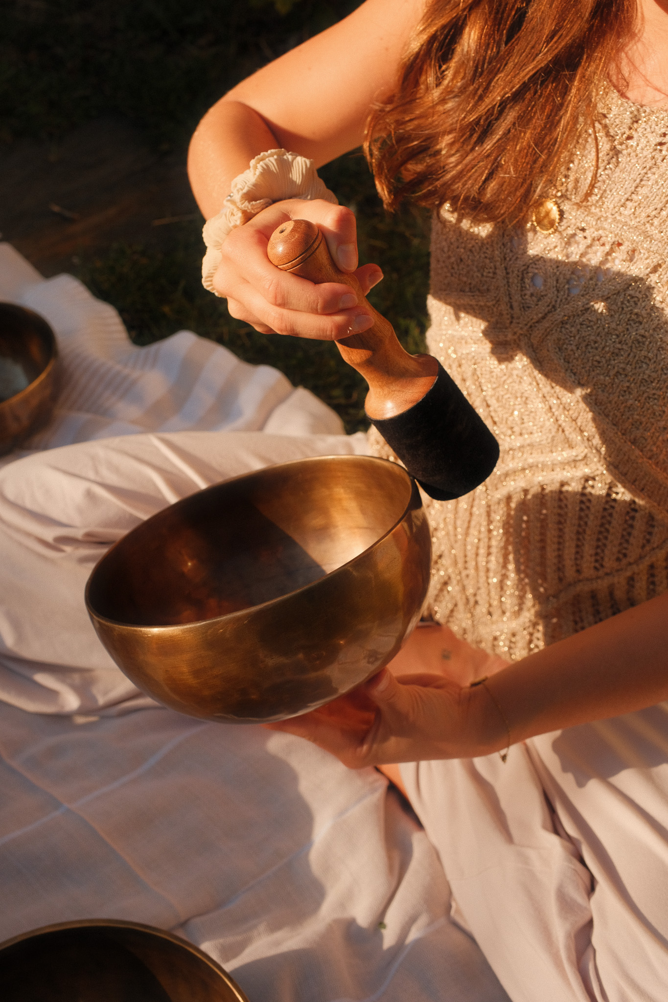 Photo du bain sonore capturant une atmosphère apaisante et lumineuse.