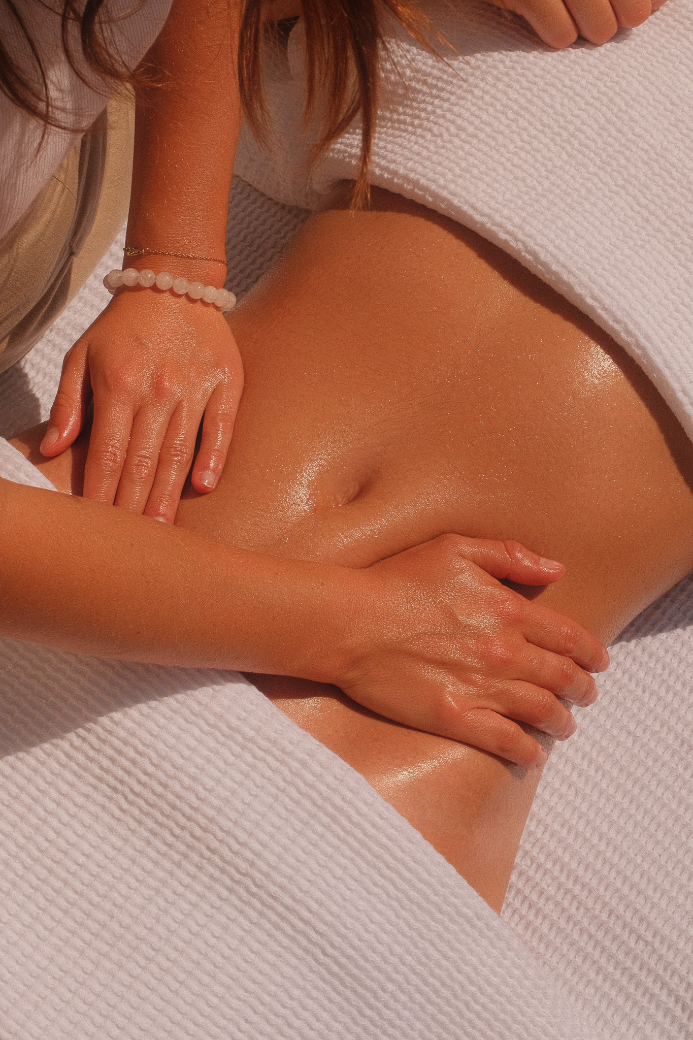 Photo d’un massage du ventre illustrant un moment de détente et de soin du corps.