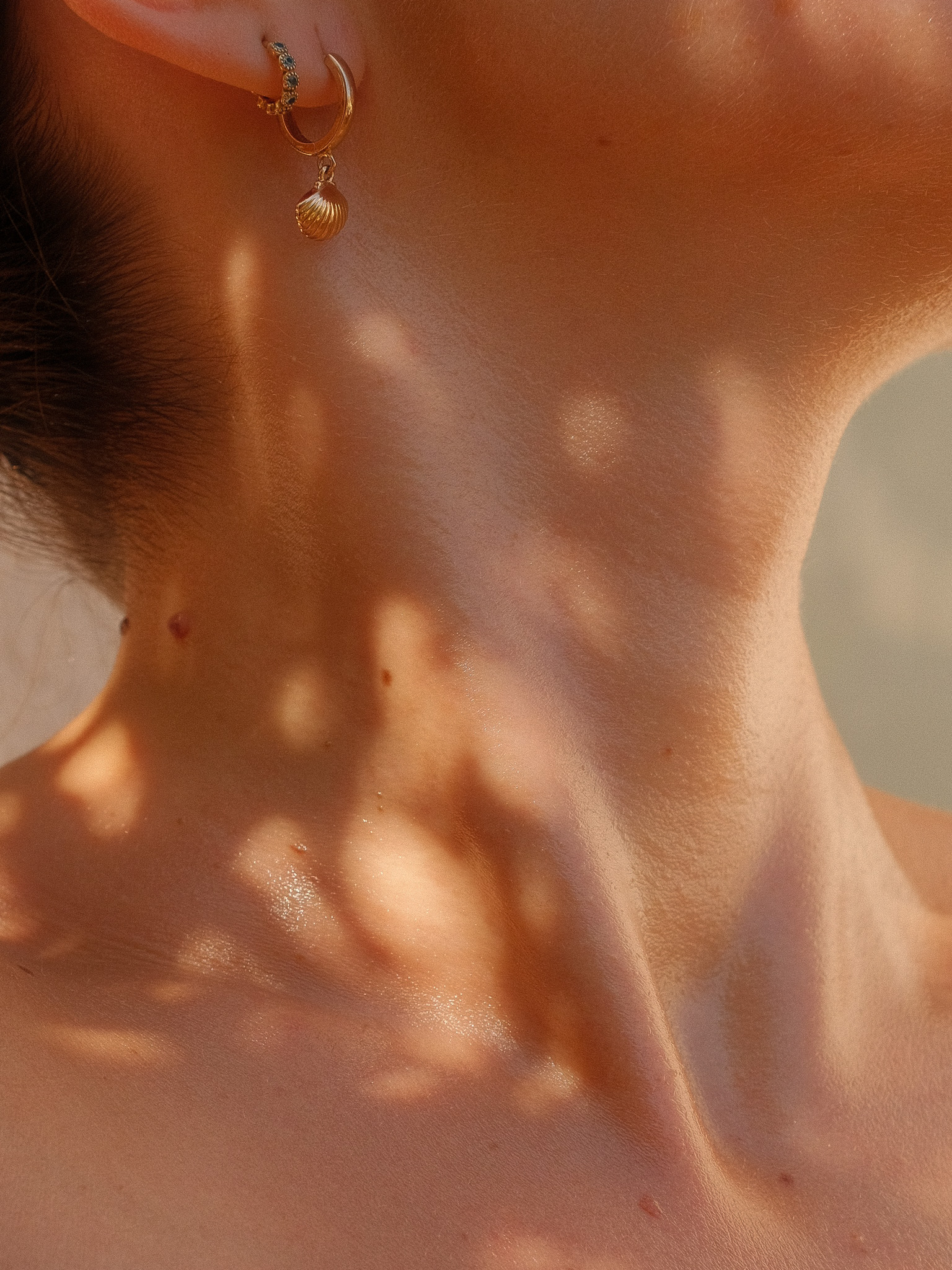 Photo d'un zoom sur la peau avec reflet du soleil.