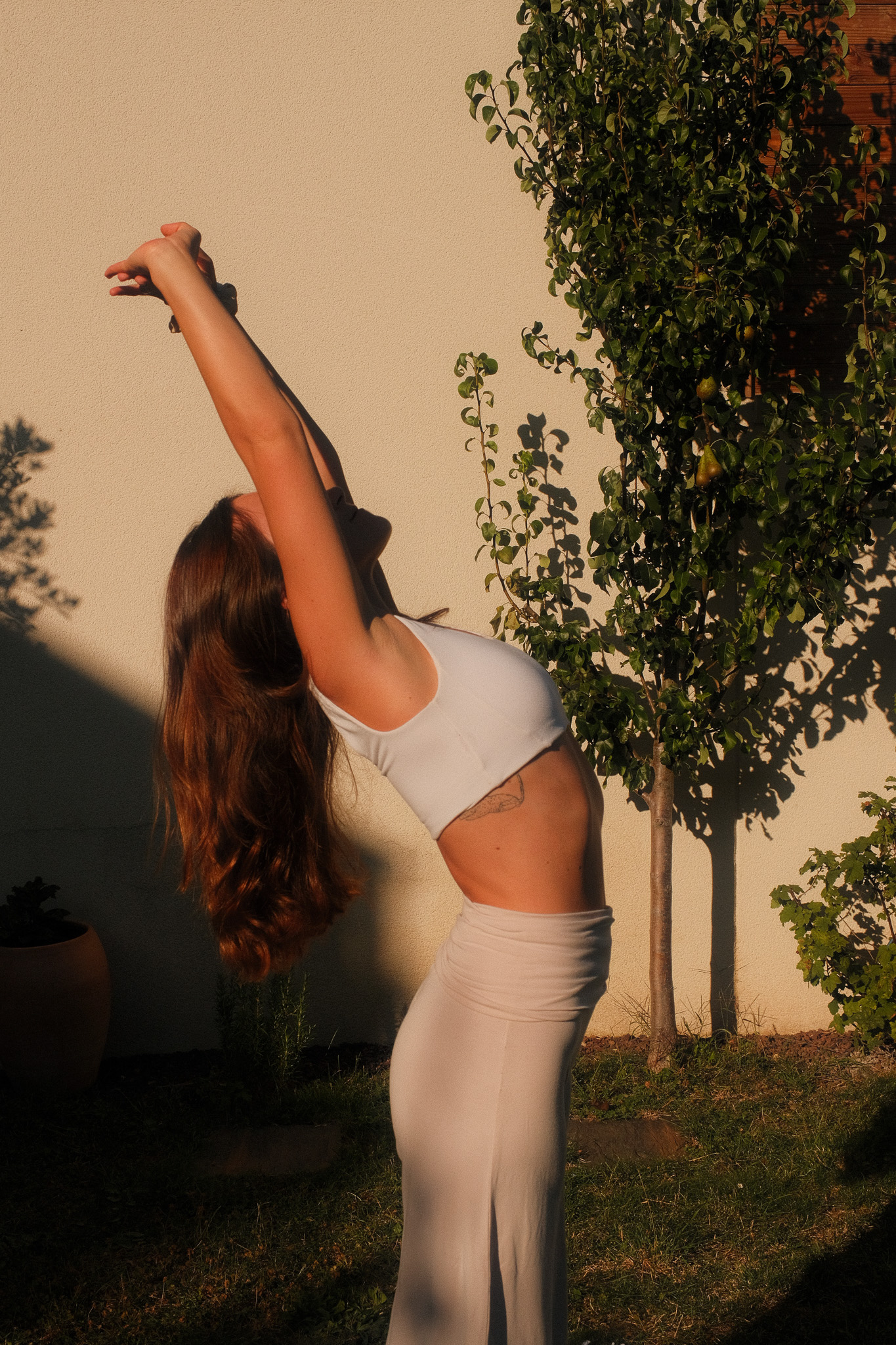 Photo de Margaux pratiquant le yoga, incarnant sérénité et connexion intérieure.