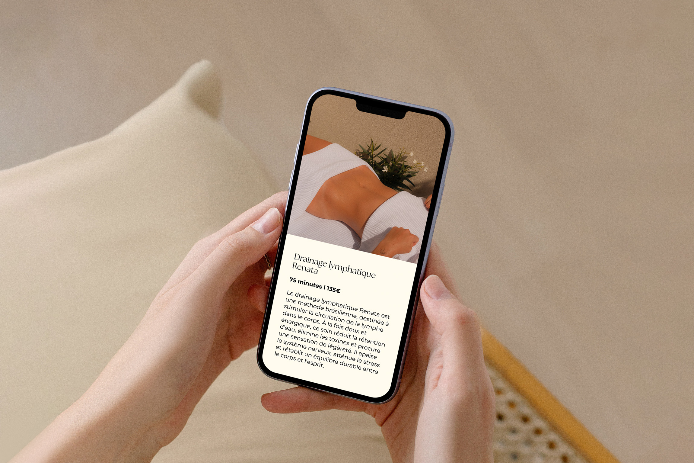 Mockup d'un iPhone tenu en main, affichant l'interface du site internet d'In My Temple, conçu pour refléter l'univers apaisant et chaleureux du lieu.
