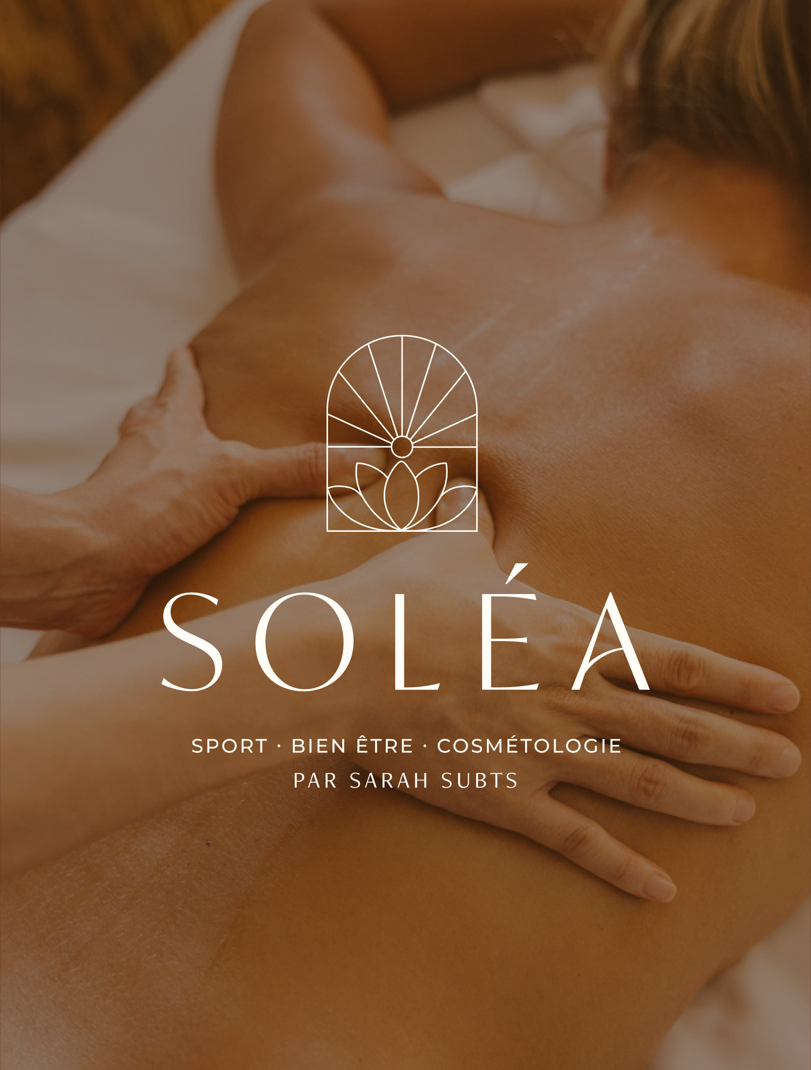 Logo Soléa en blanc superposé à une photo de massage, illustrant l'atmosphère apaisante et bienveillante des soins proposés.