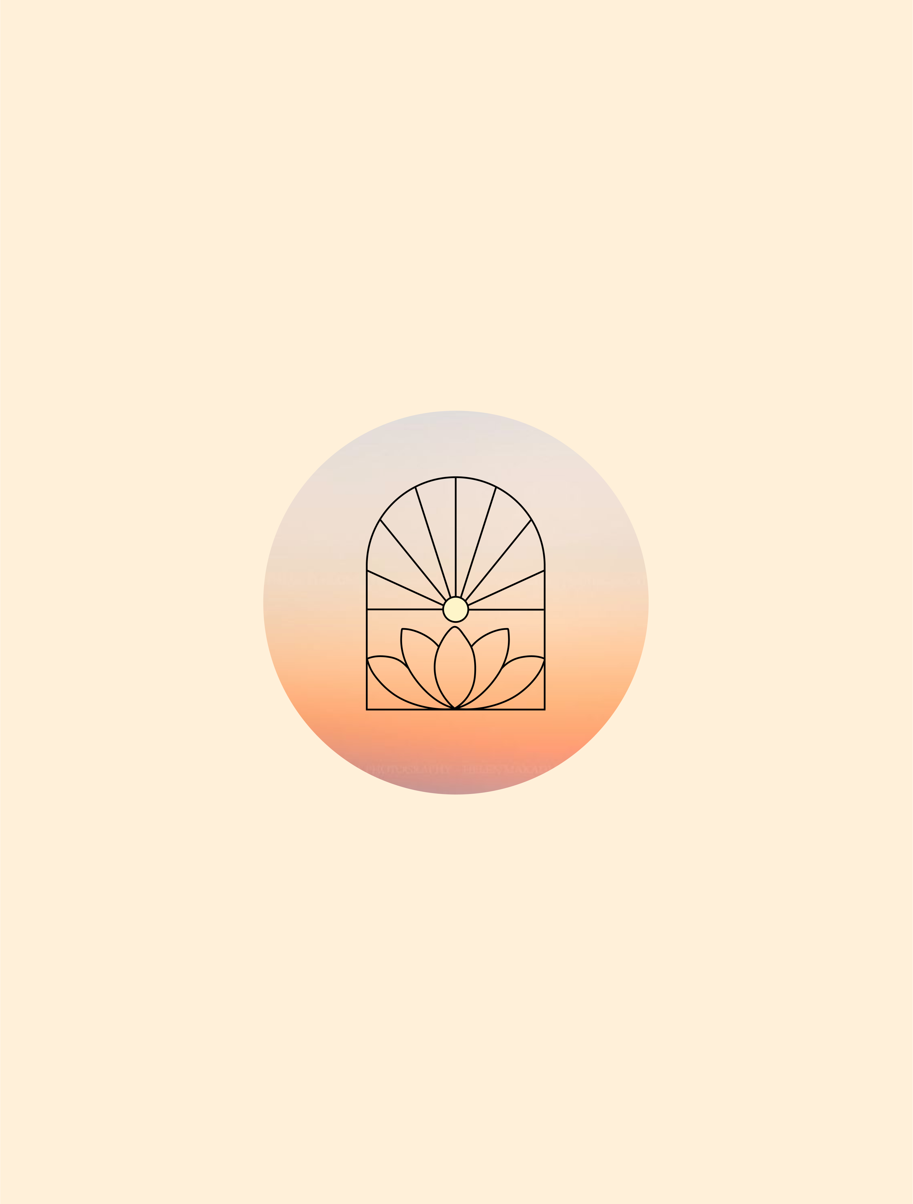 Icône du logo Soléa sur fond beige, symbolisant l’énergie solaire et le calme de l’univers de la marque.