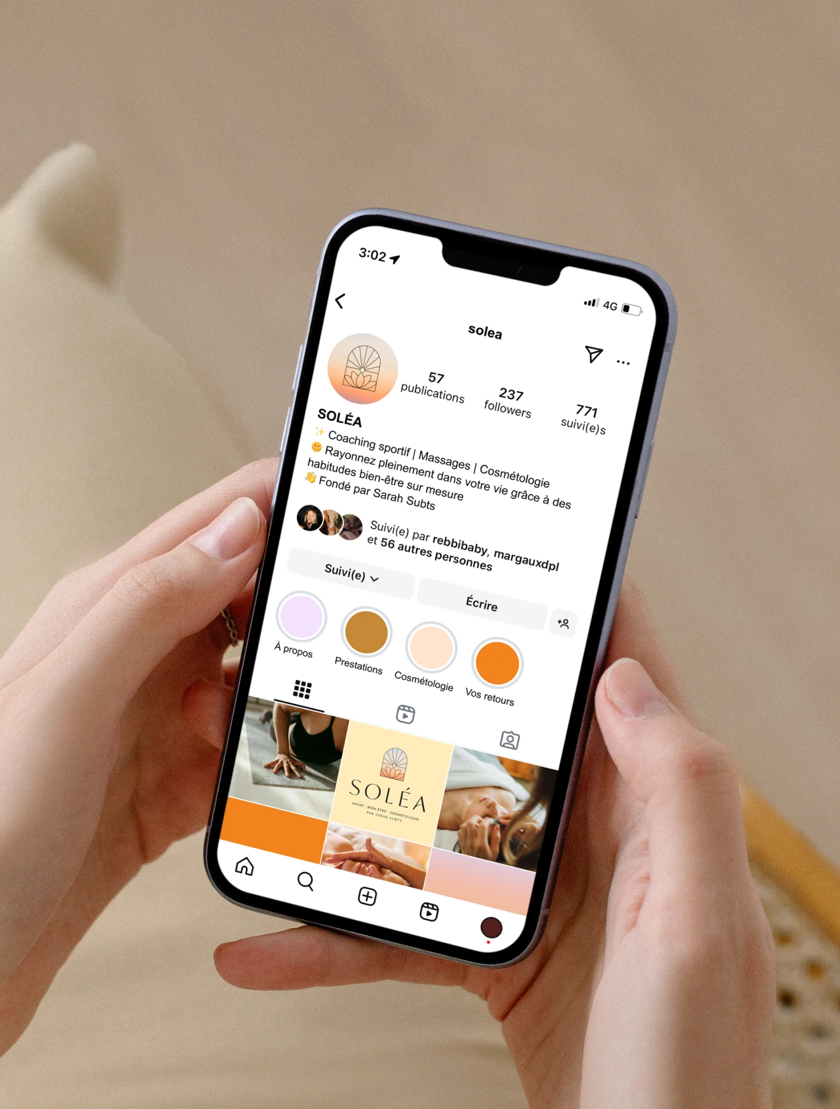 Affichage de la page Instagram Soléa sur un iPhone, tenu en main, pour montrer l'engagement digital de la marque et la présence de Soléa en ligne.