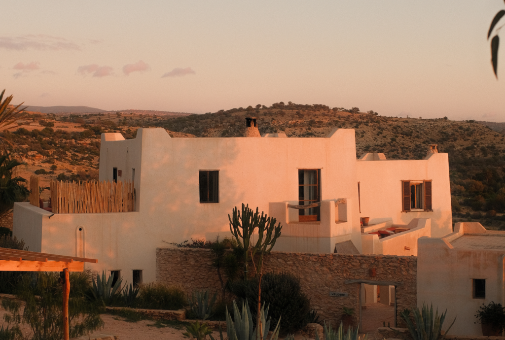 Vue générale du Hameau des Cascades à Essaouira, entouré de végétation.